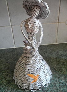 报纸编织的古典美女工艺品制作教程